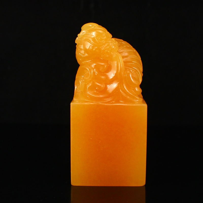 Indonesia Jin Tian Huang Seal Carved Fortune Beast: Indonesia Jin Tian Huang Seal Carved Fortune Beast Free CertificateDimension: 84*39*28(mm) 3.31*1.54*1.10(in) Weight 0.41 lbs/186 g Jin Tian Huang from Indonesia and Java Sun Xi, the stone in the unpr
