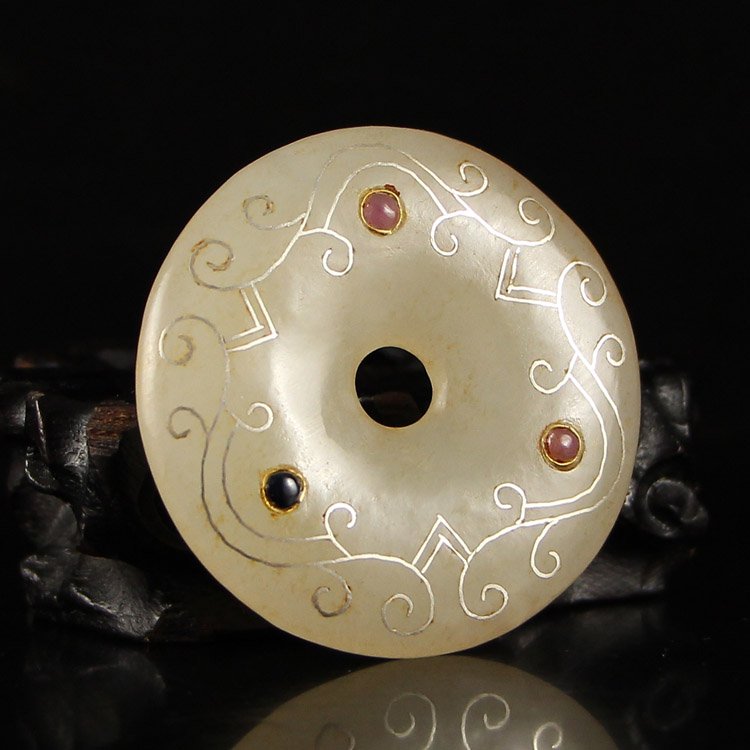 Chinese Han Dy Hetian Jade Inlay Silver Wire Pendant: Vintage Chinese Han Dynasty Hetian Jade Inlay Silver Wire & Tourmaline Pendant Dimension: 56*56*9(mm) 2.20*2.20*0.35(in) Weight 0.12 lbs/55 g Tips about Chinese Hetian Nephrite Jade Hetian jade is a n