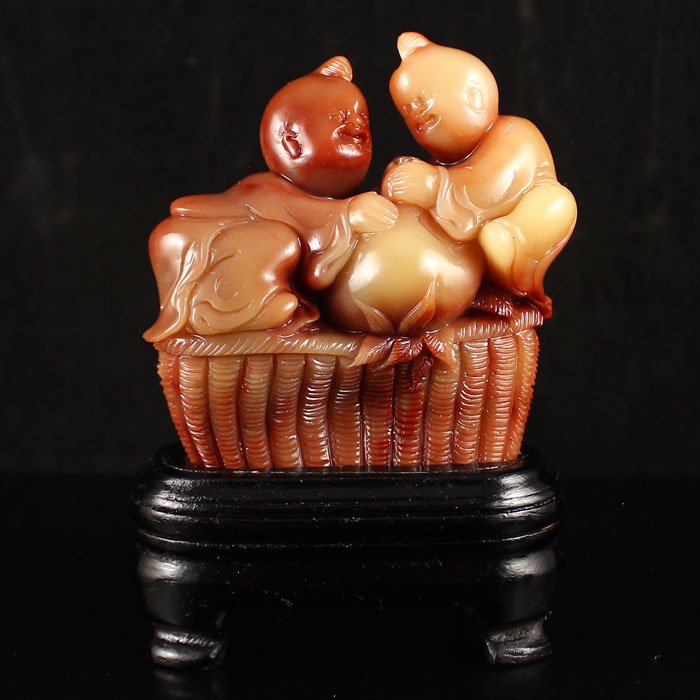 Chinese Shoushan Stone Statue - Fortune Kids & Peach: Chinese Natural Shoushan Stone Statue - Fortune Kids & Peach Dimension: 77*63*28(mm) 3.03*2.48*1.1(in) Weight 0.35 lbs/160 g Tips about Shoushan Stone Chinese Fujian Shoushan stone is one of four Chin