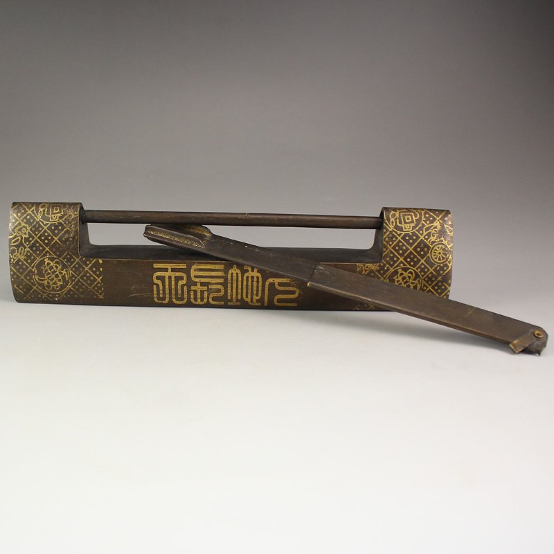 Vintage Chinese Bronze Key & Lock: Vintage Chinese Bronze Key & Lock Dimension: 210*50*25(mm) 8.27*1.97*0.98 (in) Weight 1.17 lbs/532 gTips about Bronze Bronze is some of the most important pieces of Chinese art, warranting an entire s