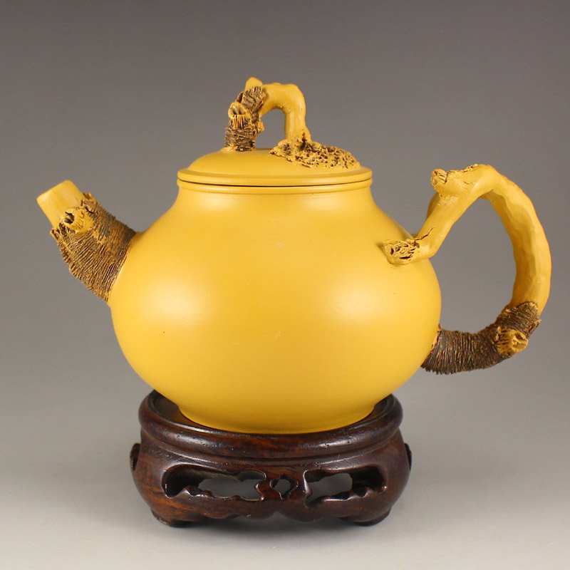 Chinese Yixing Zisha Clay Teapot w Artist Signed: Chinese Yixing Zisha Clay Teapot w Artist Signed Dimension: 140*90*85 (mm)5.51*3.54*3.35 (in) Weight 0.37 lbs/187 g Zisha ware, especially zisha teapots, is one of the mysterious arts of China's Ming 