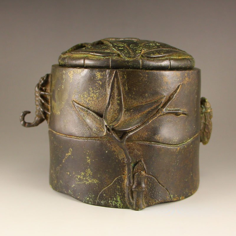 Vintage Chinese Bronze Incense Burner: 中國明代 青銅香爐 Vintage Chinese Bronze Incense Burner Dimension: 105*150*137(mm) 4.13*5.91*5.39(in) Weight 2.09 lbs/949 g Tips about Bronze Bronze is 