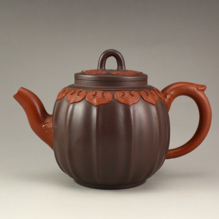 Chinese Yixing Zisha Clay Teapot w Artist's Signed: 中國宜興紫砂茶壺 Chinese Yixing Zisha Clay Teapot w Artist's Signed Dimension: 85x123x74(mm) 3.35x4.84x2.91(inches) Weight 0.33 lbs/149 g Zisha ware, es