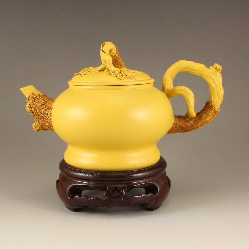 Chinese Yixing Zisha Clay Teapot w Artist Signed: Chinese Yixing Zisha Clay Teapot w Artist Signed Dimension: 130 x 76 x 75(mm) 5.12 x 2.99 x 2.95(inches) Weight 0.38 lbs/171 gThe total weight does not include the base. The base is not included after
