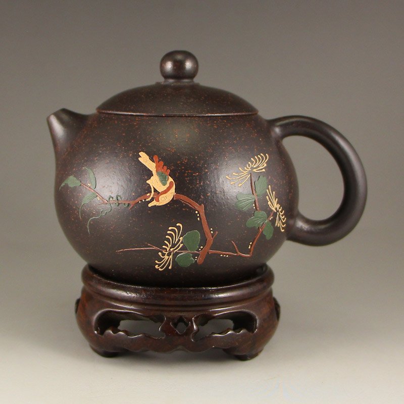 Chinese Yixing Zisha Clay Teapot w Artist Signature: 中國清代 宜興紫砂茶壺 Chinese Yixing Zisha Clay Teapot w Artist Signature Dimension:125x85x80(mm)4.92x3.35x3.15(inches) Weight 0.40 lbs/183 