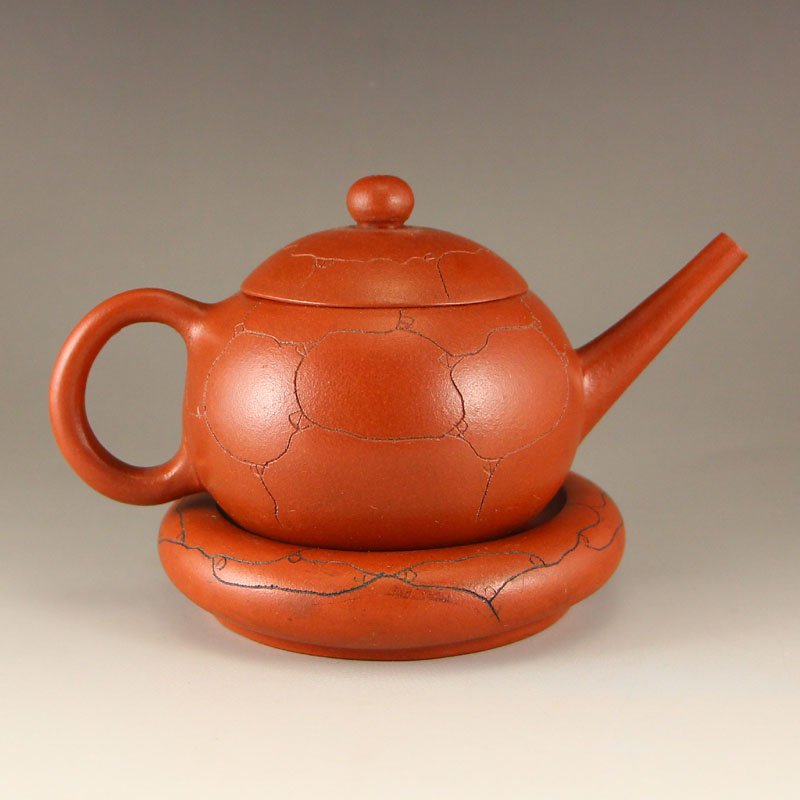 Chinese Yixing Zisha Clay Teapot w Artist Signed: Chinese Yixing Zisha Clay Teapot w Artist Signed Dimension: 135 x 100 x 95(mm) 5.34 x 3.94 x 3.74(inches) Weight 0.64 lbs/292 g