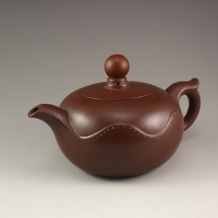 Chinese Yixing Zisha Clay Teapot w Artist Signed: Chinese Yixing Zisha Clay Teapot w Artist Signed Dimension:163x110x97(mm)6.42x4.33x3.82(inches) Weight 0.71 lbs/320 g