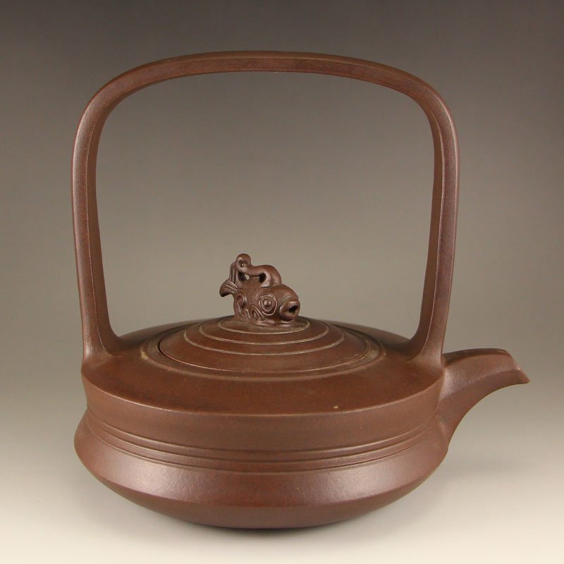 Chinese Yixing Zisha Clay Teapot w Artist Signed: Chinese Yixing Zisha Clay Teapot w Artist Signed Dimension:160x180x140(mm) 6.30x7.09x5.51(inches) Weight 1.48 lbs/672 g