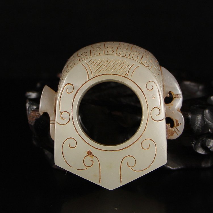 Vintage Chinese Hetian Jade Thumb Ring: Vintage Chinese Hetian Jade Thumb Ring Dimension:53x56x17(mm)2.09x2.20x0.67(inches) Weight 0.14lbs/63 g The total weight does not include the base. The base is not included after you have won the auct