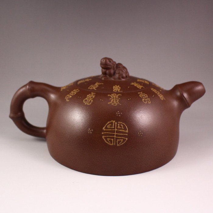 Chinese Yixing Zisha Clay Teapot w Artist Signed: Chinese Yixing Zisha Clay Teapot w Artist Signed Dimension:190x140x85 (mm)7.48x5.51x3.35 (inches) Weight 0.95 lbs/430 g