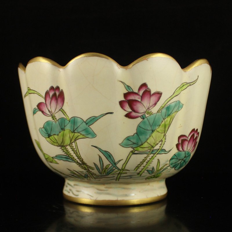 Chinese Gilt Edges Famille Rose Porcelain Cup: Superb Hand-painted Chinese Gilt Edges Famille Rose Porcelain Cup Dimension: 130 x 130 x 90(mm) 5.12 x 5.12 x 3.54(inches) Weight 0.92 lbs/418 g
