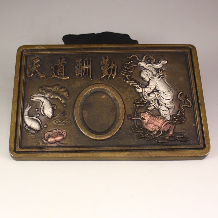 Chinese Bronze Inkstone w Liuhai Taolism Deity & Toad: Vintage Chinese Bronze Inkstone Carved Liuhai Taolism Deity & Toad Dimension: 150x100x10(mm) 5.91x3.94x0.39(inches) Weight 2.27 lbs/1028 g The total weight does not include the base. The base is not i