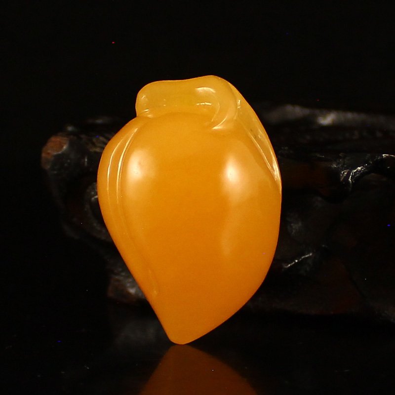 Indonesia Jin Tian Huang Peach Pendant W Certificate: Indonesia Jin Tian Huang Peach Pendant W Certificate Dimension: 38x26x25(mm) 1.50x1.02x0.98 (inches) Weight 0.06 lbs/29 g The total weight does not include the base. The base is not included after you