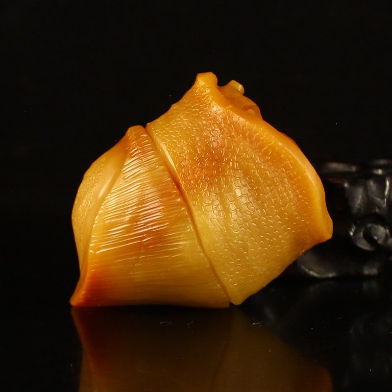 Chinese Natural Huanglong Jade Statue: Chinese Natural Huanglong Jade Statue Dimension: 63x48x41(mm) 2.48x1.89x1.61 (inches)Weight 0.31 lbs/142 g The total weight does not include the base. The base is not included after you have won the a