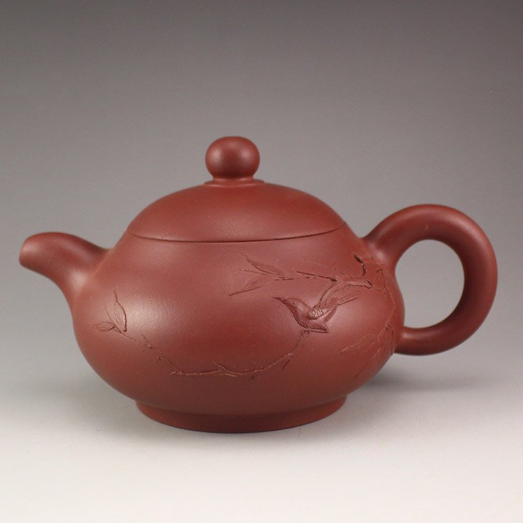 Chinese Yixing Zisha Clay Teapot w Artist Signed: Chinese Yixing Zisha Clay Teapot w Artist Signed Dimension: 152x108x88(mm)5.98x4.25x3.46(inches) Weight 0.50 lbs/228 g