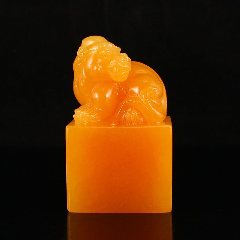Indonesia Jin Tian Huang Fortune Pixiu Seal: Indonesia Jin Tian Huang Fortune Pixiu Seal w CertificateDimension: 84 x 49 x 36(mm) 3.31 x 1.93 x 1.42(inches) Weight 0.62 lbs/281 g