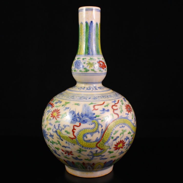 Chinese Ming Dynasty Dou Cai Porcelain Vase: Chinese Ming Dynasty Dou Cai Porcelain Vase Dimension: 240x150x150(mm) 9.45x5.91x5.91(inches) Weight 1.16 lbs/524 g