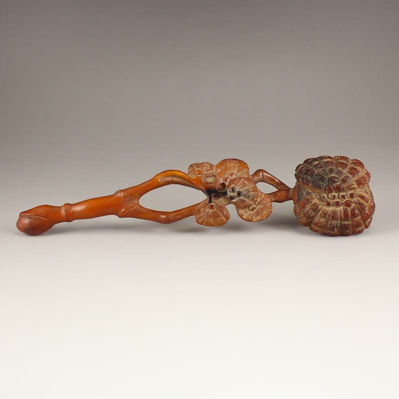 Vintage Chinese Ox Horn Ruyi Scepter: Vintage Chinese Ox Horn Ruyi Scepter Dimension: 215X65X40(mm) 8.46X2.56X1.57 (inches) Weight 0.11 lbs/52 g