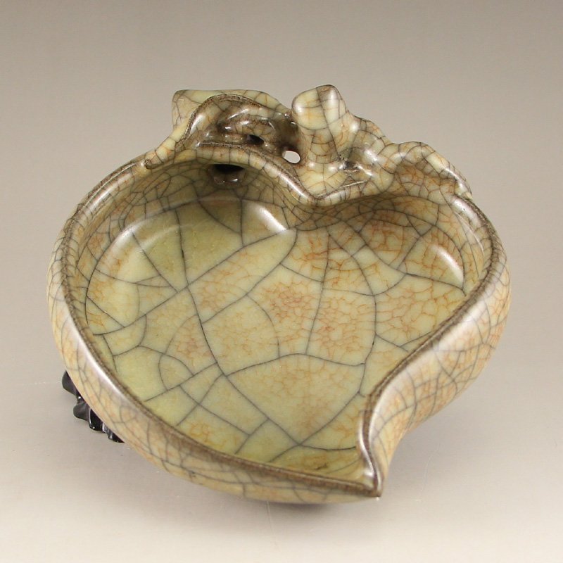 Chinese Song Dynasty Ge Kiln Porcelain Brush Washer: 中國宋代 哥窯 壽桃瓷器筆洗 Chinese Song Dynasty Ge Kiln Porcelain Brush Washer Dimension: 140x125x63(mm)5.51x4.92x2.48(inches) W