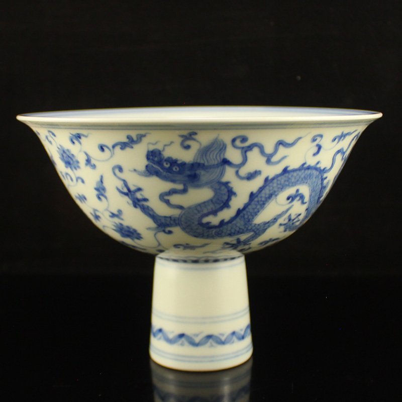 Chinese Ming Dynasty Blue And White Porcelain Bowl: 中國 明代 青花瓷 龍鳳高腳 碗 Chinese Ming Dynasty Blue And White Porcelain Dragon Phoenix Bowl Dimension: 150x150x115(mm)5.91x5.
