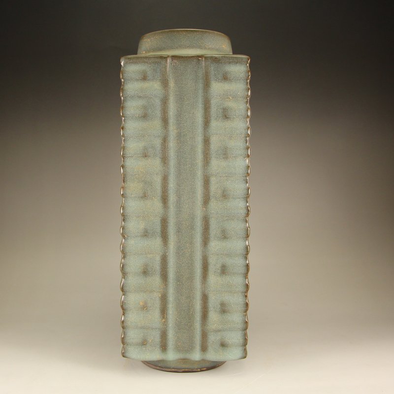 Chinese Song Dynasty Long Quan Kiln Porcelain Vase (1 of 7)