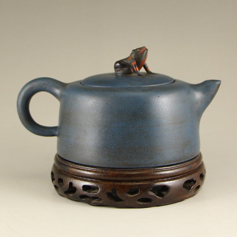 Chinese Yixing Zisha Clay Teapot w Artist Signed: 中國宜興紫砂茶壺Chinese Yixing Zisha Clay Teapot w Artist SignedDimension: 125x85x75(mm) 4.92x3.35x2.95(inches) Weight: 0.39 lbs/179 g The total weight 