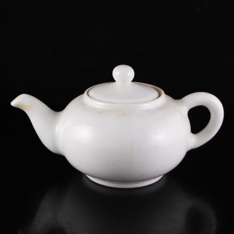 Chinese Ming Dynasty Tian Bai Porcelain Teapot: Chinese Ming Dynasty Tian Bai Porcelain Teapot Dimension: 100x160x90(mm)3.94x6.30x3.54(inches) Weight 0.42 lbs/192 g