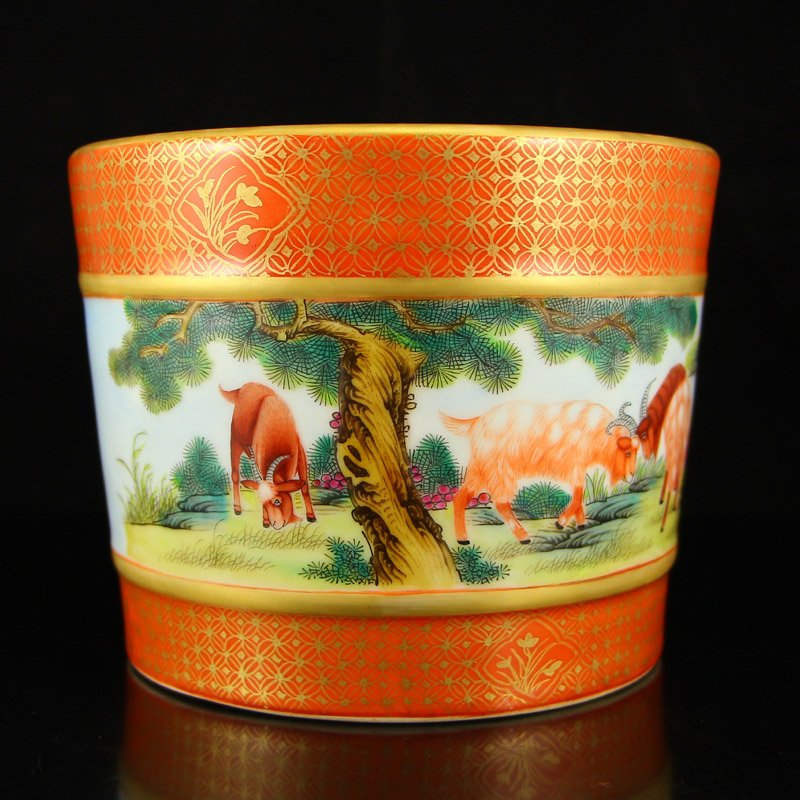 Chinese Gilt Edges Enamels Porcelain Brush Washer: Chinese Gilt Edges Enamels Porcelain Brush Washer w Qianlong Mark Dimension: 150 x 150 x 115(mm) 5.91 x 5.91 x 4.53(inches) Weight 1.76 lbs/798 g