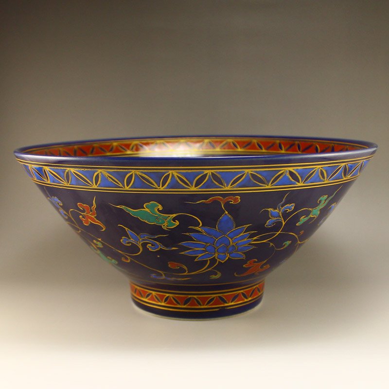 Chinese Ming Dy Ji Lan Glaze Wu Cai Porcelain Bowl: 中國明代 霽藍釉 五彩瓷器大碗 Chinese Ming Dynasty Ji Lan Glaze Wu Cai Porcelain Big Bowl Dimension: 260x260x140(mm)10.24x1
