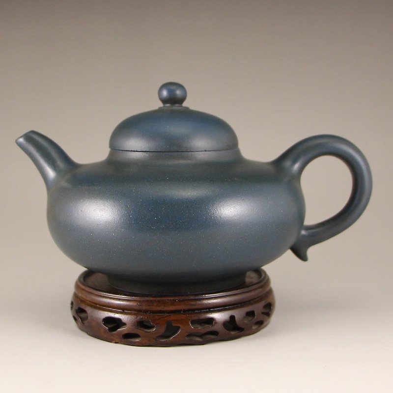 Chinese Yixing Zisha Clay Teapot w Artist Signed: Chinese Yixing Zisha Clay Teapot w Artist Signed Dimension: 170x115x95(mm) 6.69x4.53x3.74(inches) Weight 0.58 lbs/265 g The total weight does not include the base. The base is not included after you h