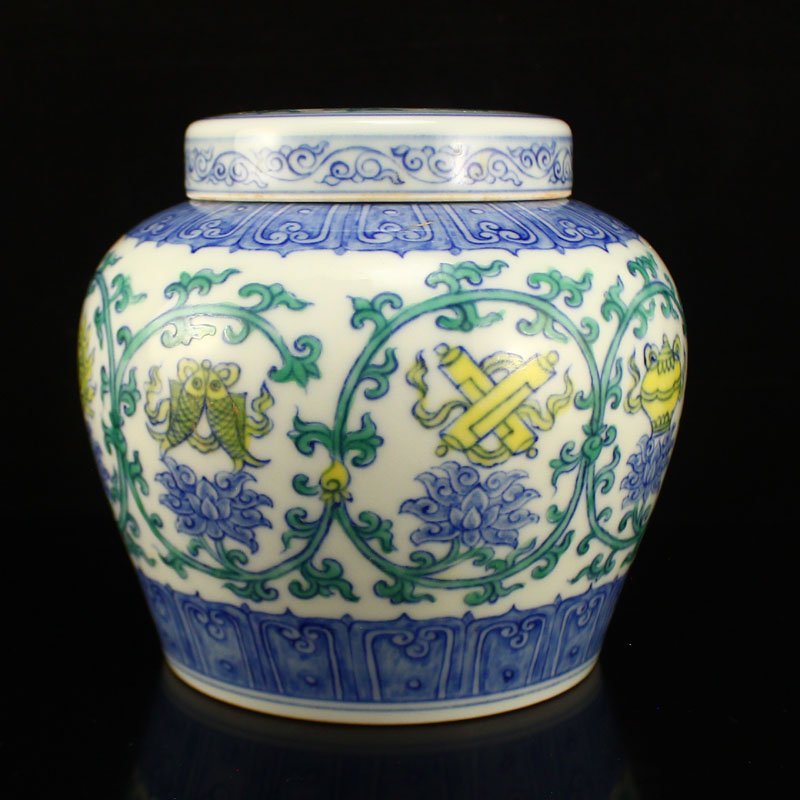 Chinese Ming Dynasty Blue And White Porcelain Caddy: Chinese Ming Dynasty Blue And White Porcelain Caddy Dimension: 120x135x135(mm) 4.72x5.31x5.31(inches) Weight: 1.07 lbs/487 g