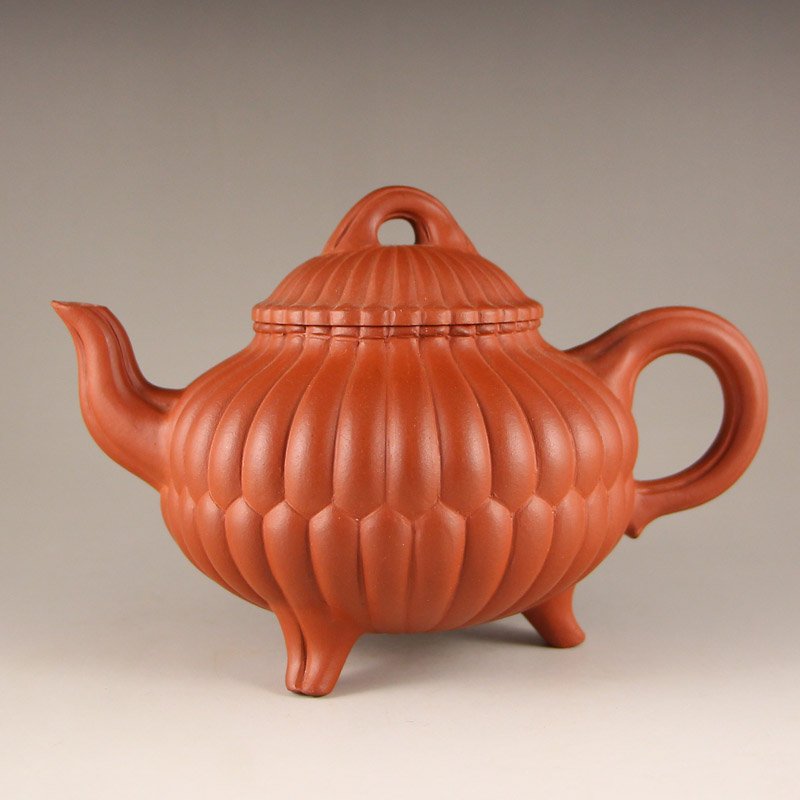 Chinese Yixing Zisha Clay Teapot w Artist Signed: Chinese Yixing Zisha Clay Teapot w Artist SignedDimension: 170x115x120(mm)6.69x4.53x4.72(inches) Weight 0.66 lbs/299 g