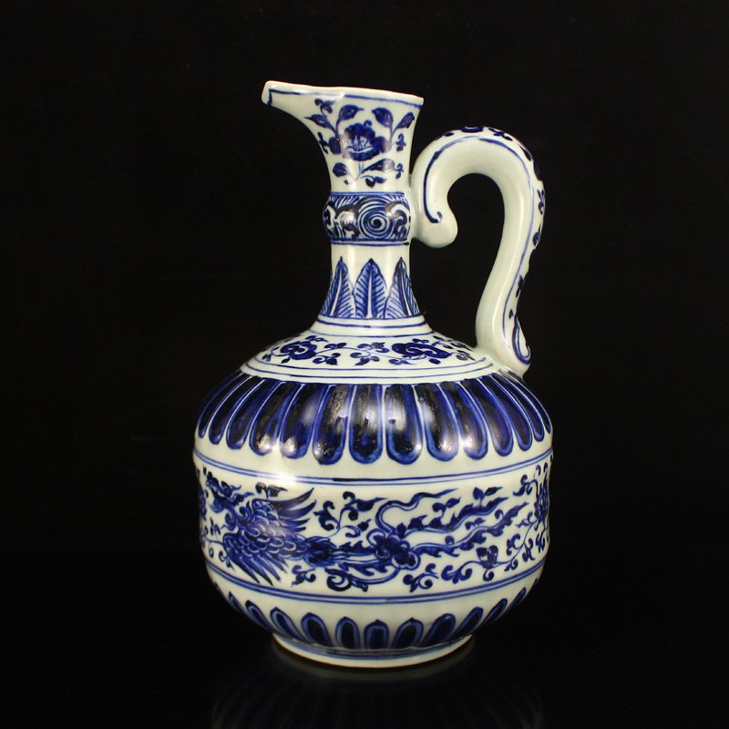 Chinese Ming Dynasty Blue And White Porcelain Wine Pot: 中國明代 青花瓷器酒壺 Chinese Ming Dynasty Blue And White Porcelain Wine Pot Dimension: 215x135x135(mm) 8.46x5.31x5.31(inches) Weight: 2.68 