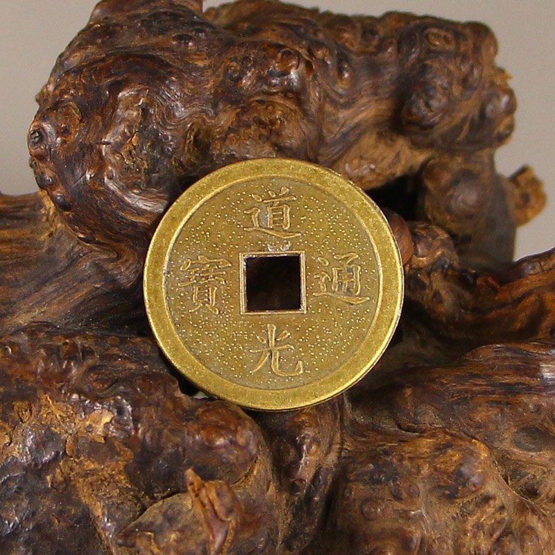 Chinese Qing Dynasty Gold Coin w Dao Guang Tong Bao: Chinese Qing Dynasty Gold CoinDimension: 30x30x1(mm)1.18x1.18x0.04(inches) Weight 0.01 lbs/3 g The wooden stand no included.