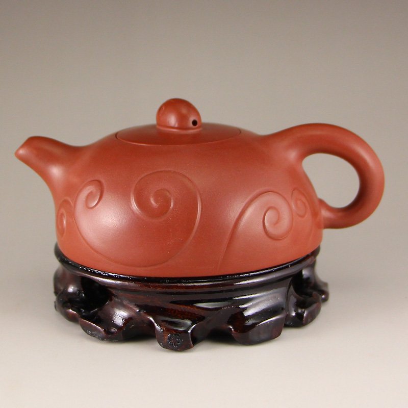 Chinese Yixing Zisha Clay Teapot w Artist Signed: 中國 宜興紫砂 大紅袍茶壺 Chinese Yixing Zisha Clay Teapot w Artist Signed Dimension: 140x95x60(mm) 5.51x3.74x2.36(inches) Weight:0.41 