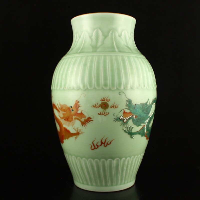 Chinese Gilt Gold Dou Qing Glaze Wu Cai Porcelain Vase: 中國清代 豆青釉五彩瓷器花瓶 Chinese Gilt Gold Dou Qing Glaze Wu Cai Porcelain Vase W Qianlong Mark Dimension: 268x170x170(