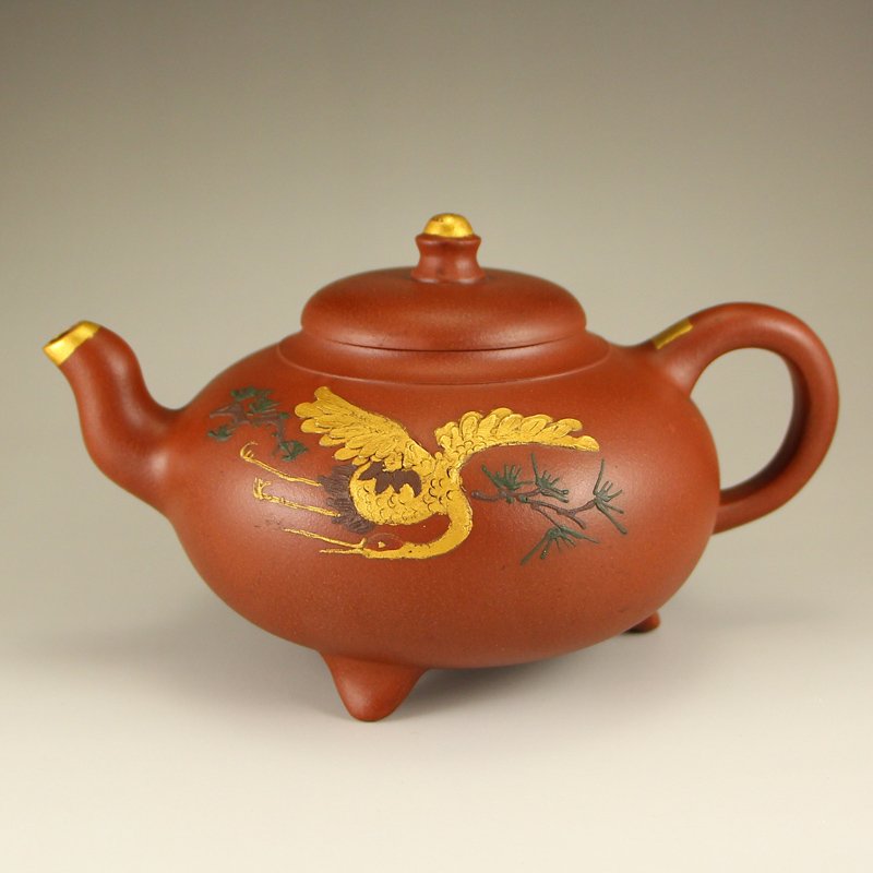 Chinese Gilt Gold Yixing Zisha Clay Teapot: Chinese Gilt Gold Yixing Zisha Clay Teapot w Artist Signed Dimension: 175x120x105(mm) 6.89x4.72x4.13(inches) Weight:0.75 lbs/338 g