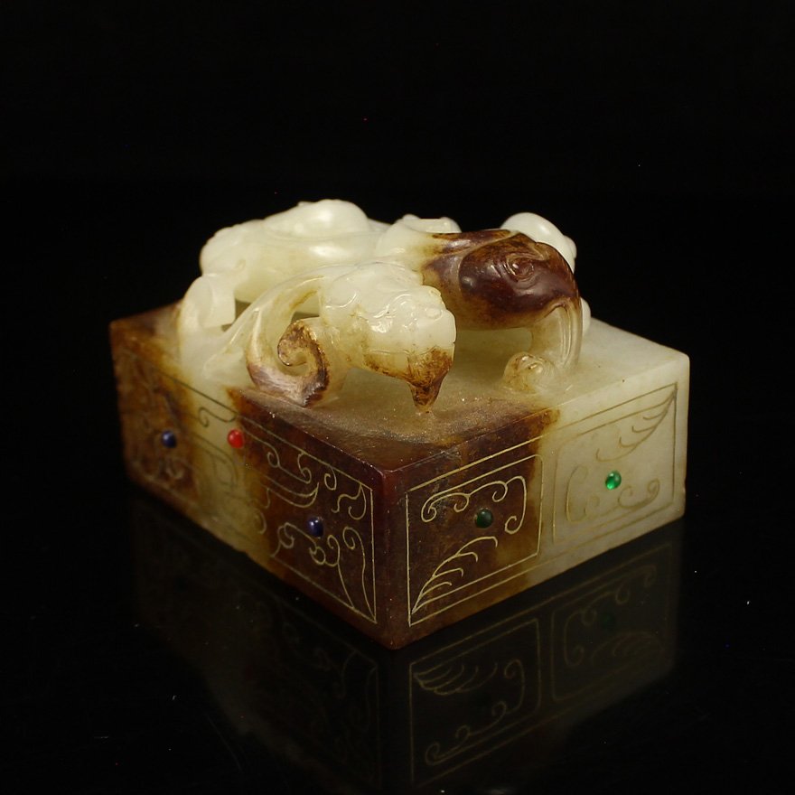 Chinese Hetian Jade Inlay Tourmaline Chi Dragon Seal: Chinese Han Dynasty Hetian Jade Inlay Tourmaline Chi Dragon SealDimension: 73x62x45(mm)2.87x2.44x1.77(inches) Weight 0.97 lbs/440 g