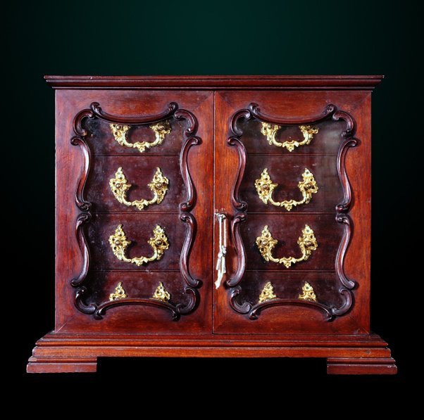 19th Century English Cigar Humidor: 19th Century English Cigar Humidor w/ Pull-out trays