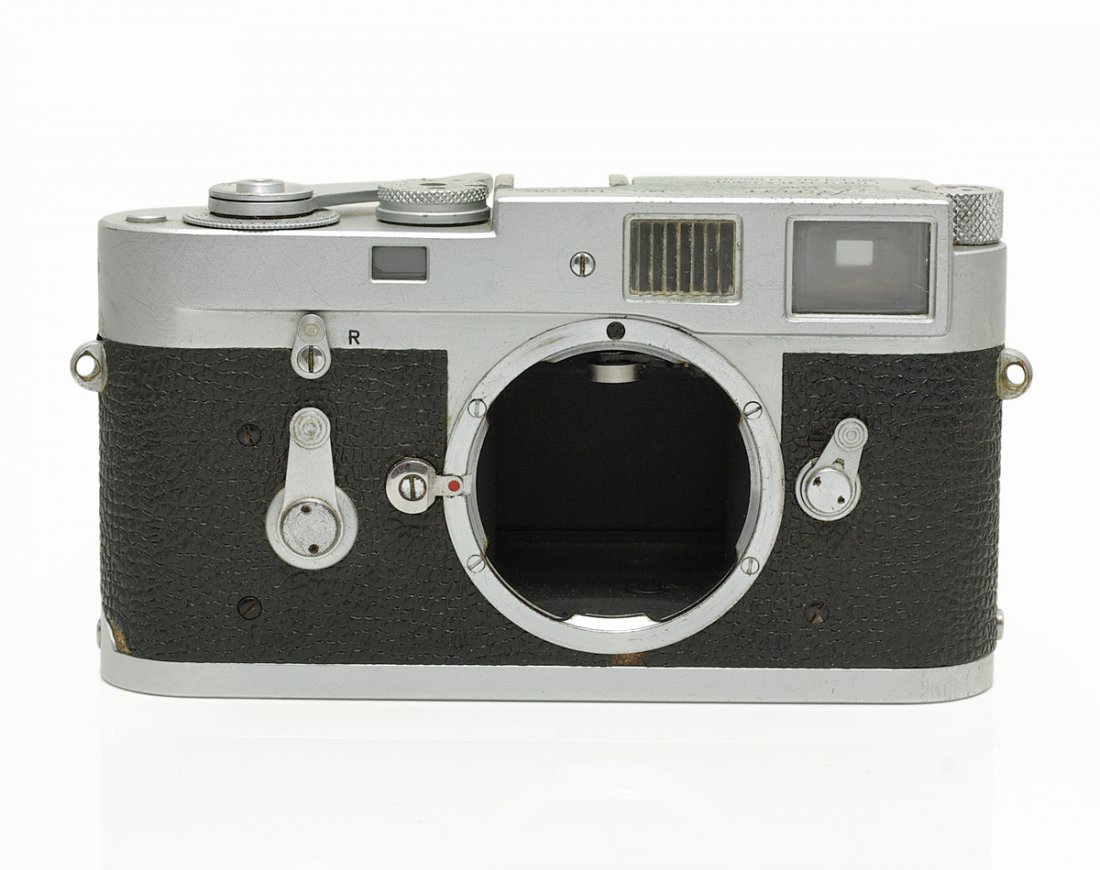 Leica M2 Camera Body: The camera re-serviced and fully functional. Condition: C Estimates: 200 - 320 EUR