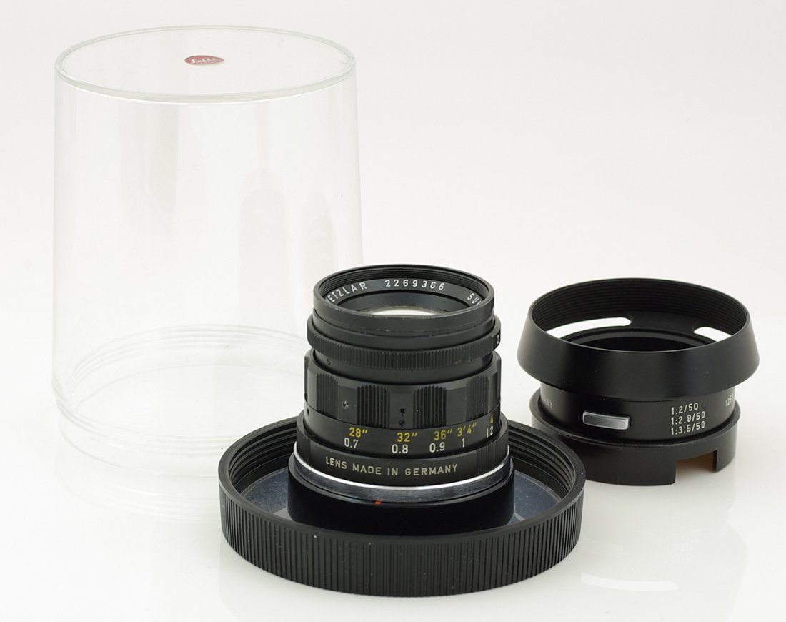 Leica M Summicron 2/50 mm chrome black anodized: Very rare black anodized lens with knurled focusing ring, in very good condition. This is a Black Chrome Version for Leica M4 Black Chrome. Condition: A Estimates: 2000 - 4800 EUR