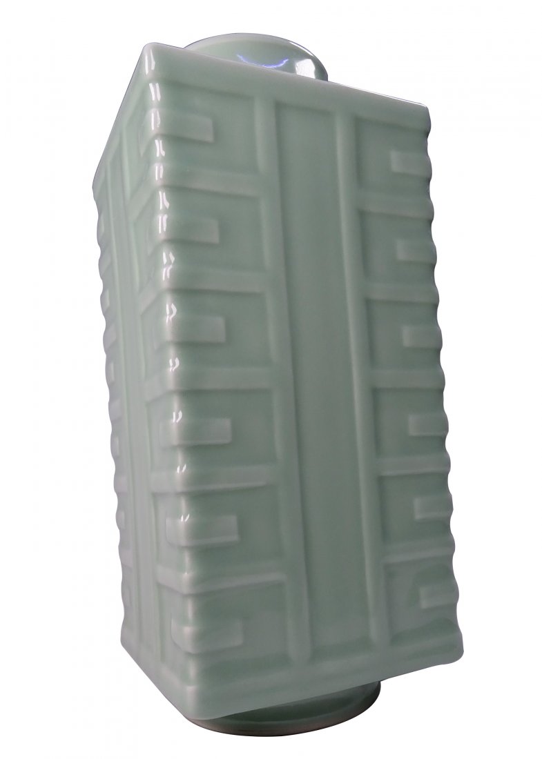 Qing Guang Xu Square Vase: Qing Guang Xu Square Vase: length 13.8cm, width 13.8cm, height 3;1cm; 光绪款识琮： 长13.8厘米， 宽13.8厘米， 高