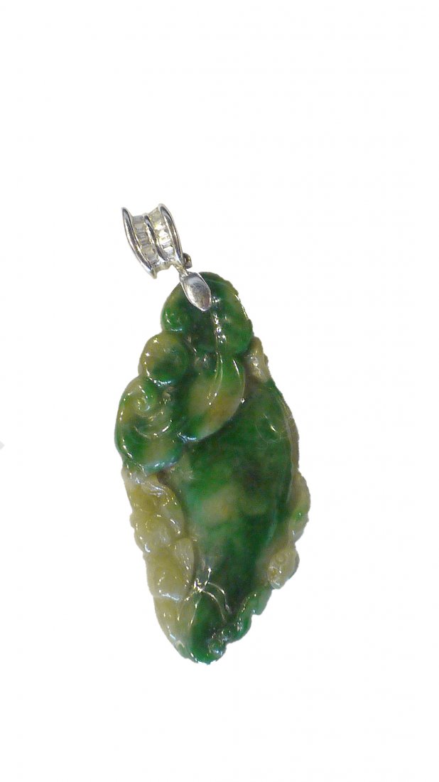 A OLD PIT EMERALD JADEITE 18K PLATINUM PENDENT: a fine jadeite pendant, featuring "Ru Yi" design on front and archaic designs on top and botton portion. Weight= 7g.老坑翡翠18k白金卡环《玉&