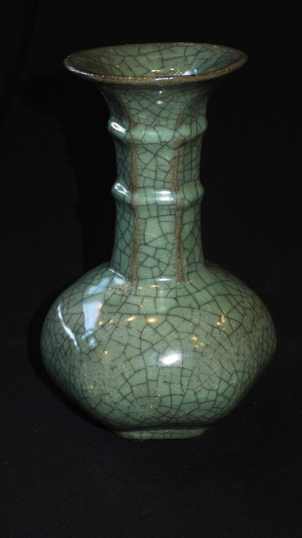 A GUAN KILN CELADON GARLIC HEAD VASE