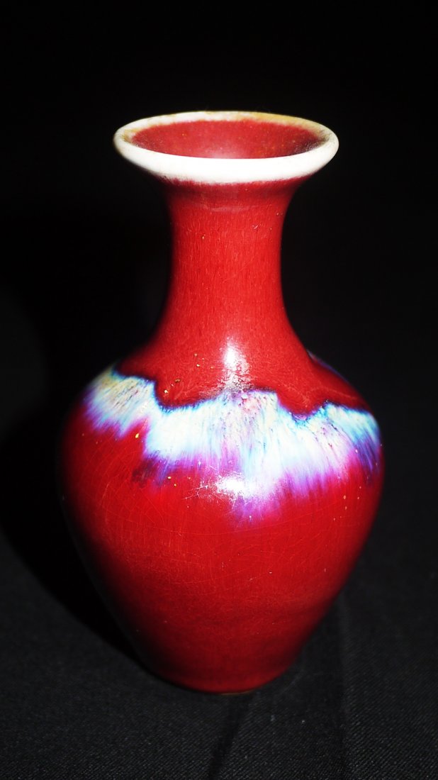 A RED ENAMEL VASE: with blue colour on top of the body. h=11cm, up d=4cm, button d=3.5cm. 红釉小花瓶