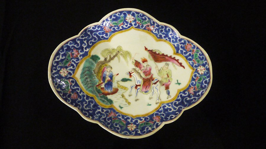 A MULTICOLOURED FURITE PLATE: painted with an ancient tale in the center. Height=5.5cm. 七彩果盘