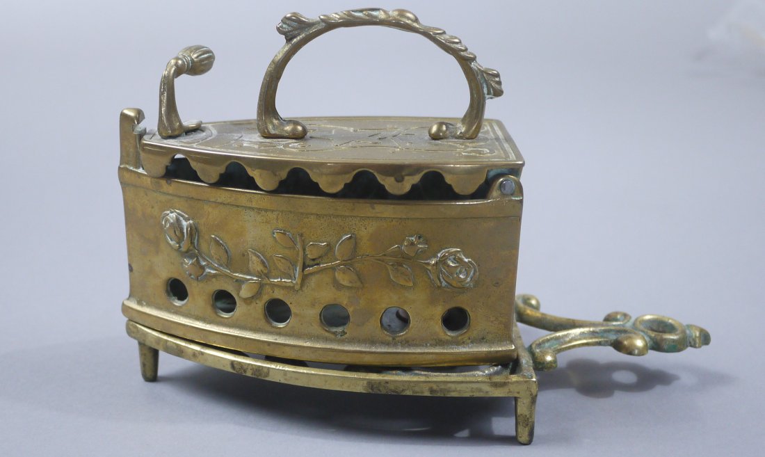 Copper Sadiron: Copper Sadiron，size:14cm*7cm. Sadiron Holder size:26cm*9.5cm.铜水熨斗，尺寸：14厘米*7厘米. 熨斗托௚