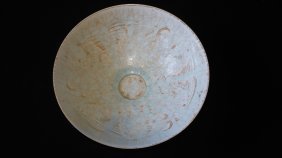 A Song Qing Hua Basin: 宋古瓷碗shallow potted bowl, covered in fine networks of crackles, and fine gold lines on the interior, diameter 21cm.颜色：白色带花&#