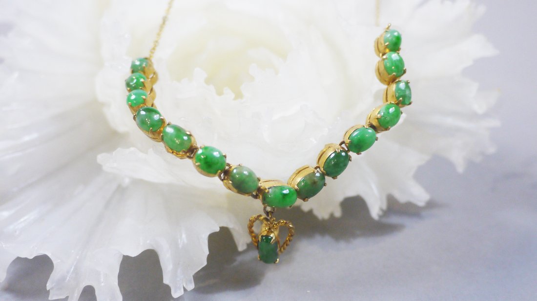 Jadeite With Gold Necklace: 翡翠珠镶金项链。共镶有16粒翡翠珠，颜色为绿色。质地૟