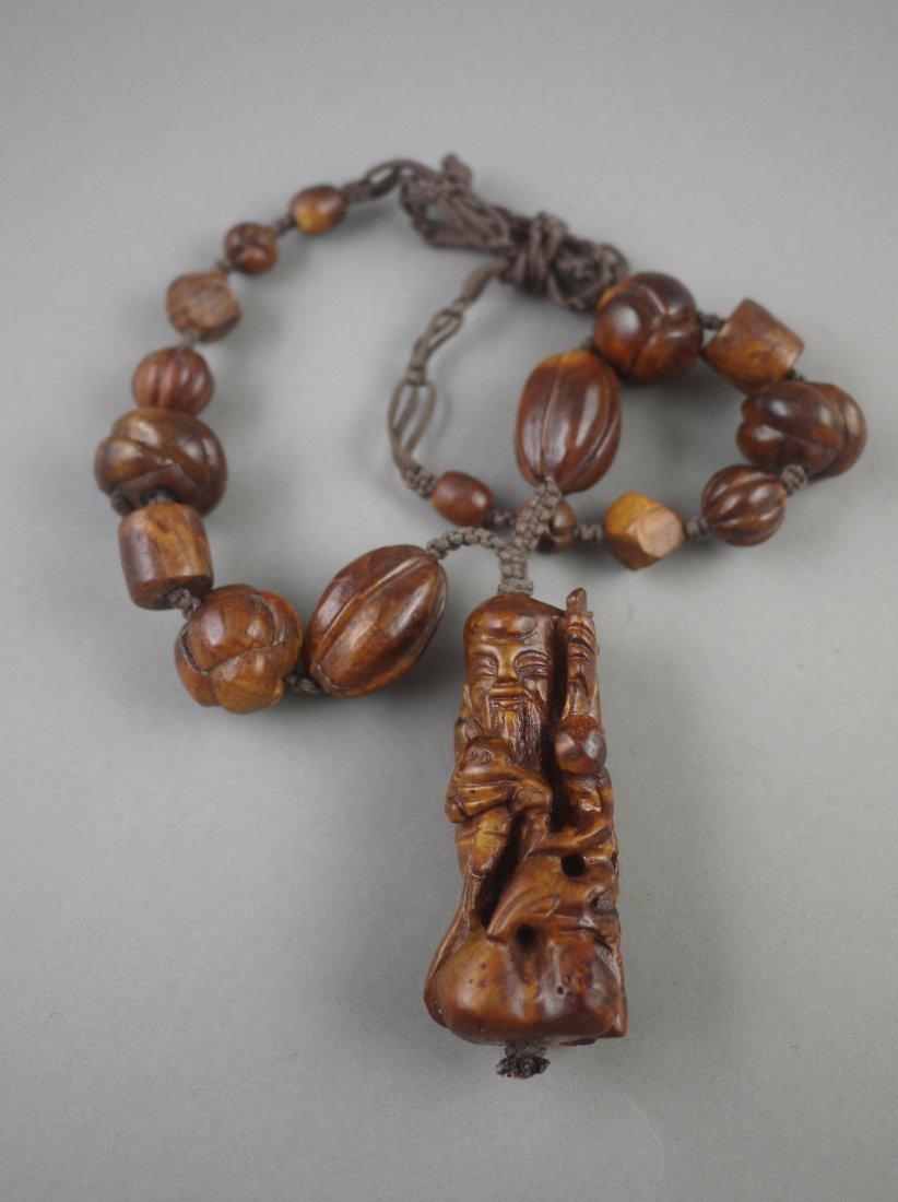 Elm Root Carved Necklace: 老榆木根雕项链。老榆木根雕项链，雕工精细，造型古朴